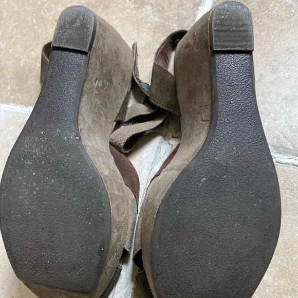 CHINESE LAUNDRY suede platform wedge sandal in violet, grey & olive - Picture 2 of 4